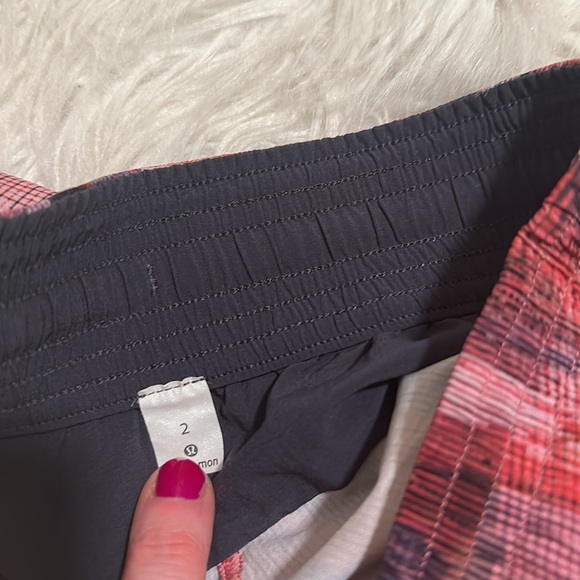 Lululemon Spring Break Away Short - Size 2 - Picture 3 of 4